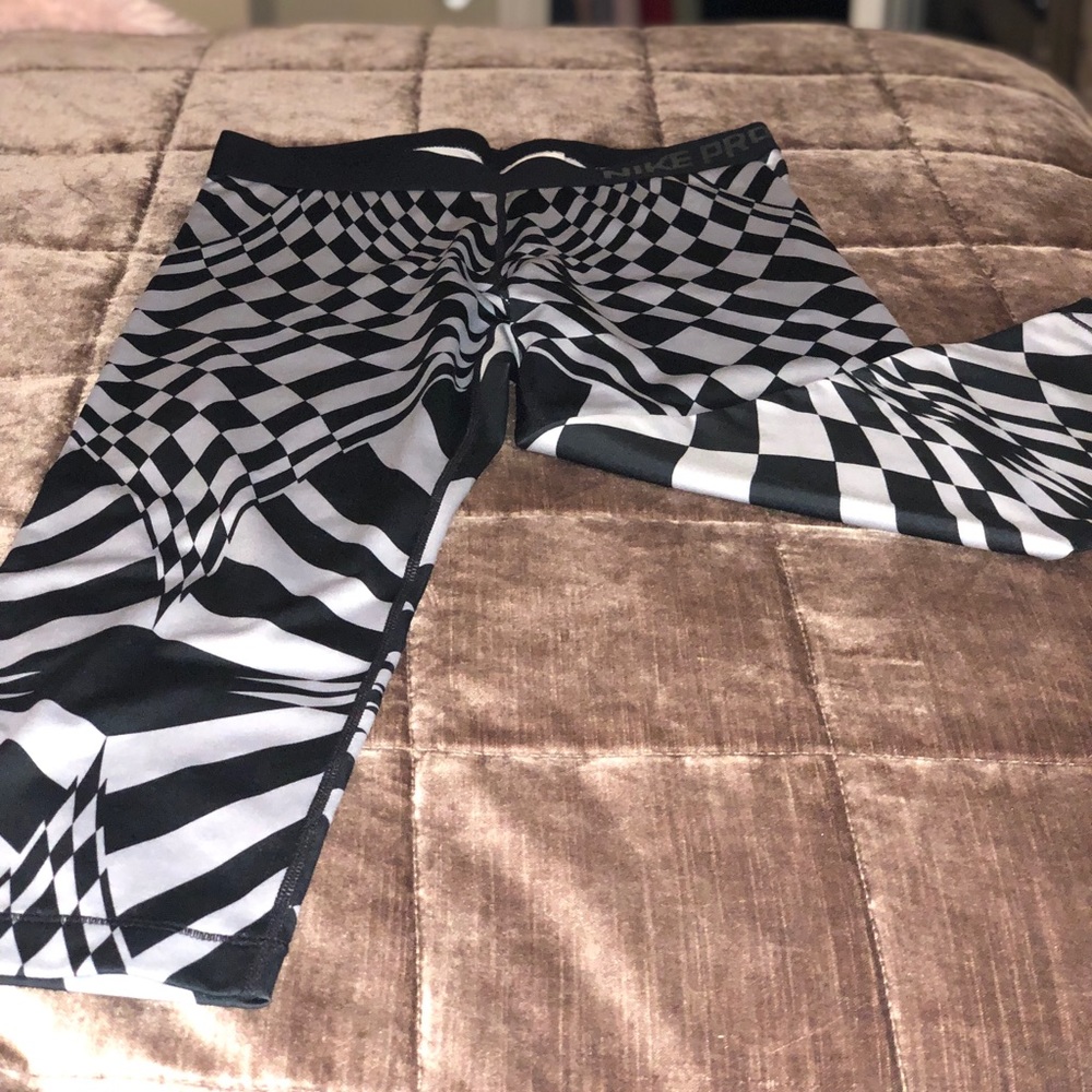 NIKE PRO SIZE L BLACK & GREY DESIGN CAPRI LEGGINGS